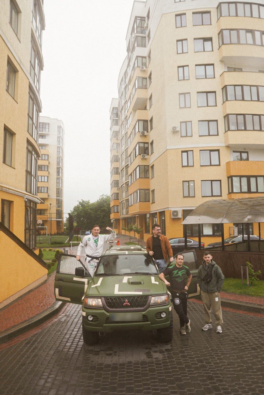 Ze Radiola Team Lviv Ukraine та Ralabs зібрали 280 тис. грн. на джип для ЗСУ.
