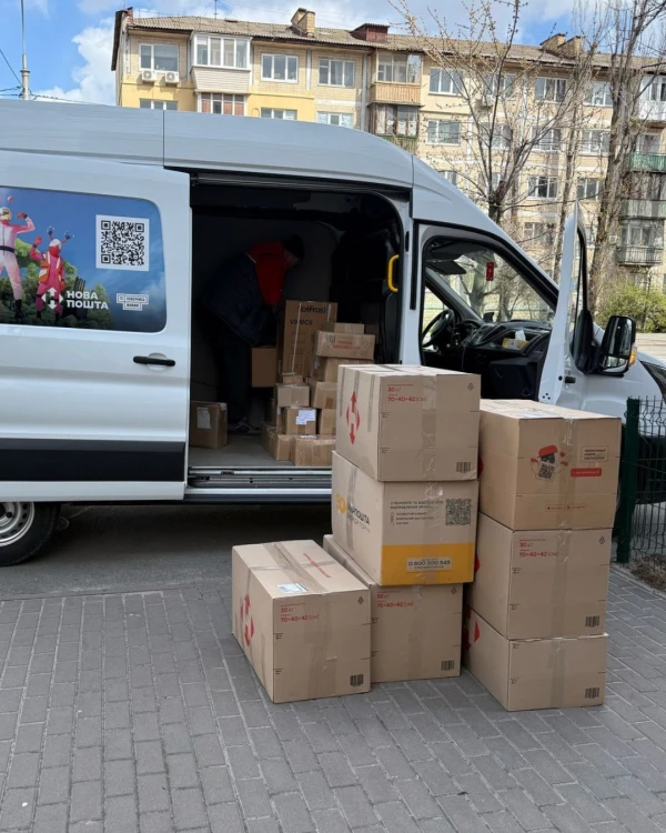 Разом із колективом фонду ТурботаЄ "Нова Пошта" допомагає закривати запити: власним коштом доставляє матеріали, індивідуальні маскувальні комплекти та основу, військове спорядження, медикаменти та навіть зарядні станції, військове устаткування. Так, наприклад, було передано сотні кілограмів матеріалів для виготовлення маскувальних сіток.