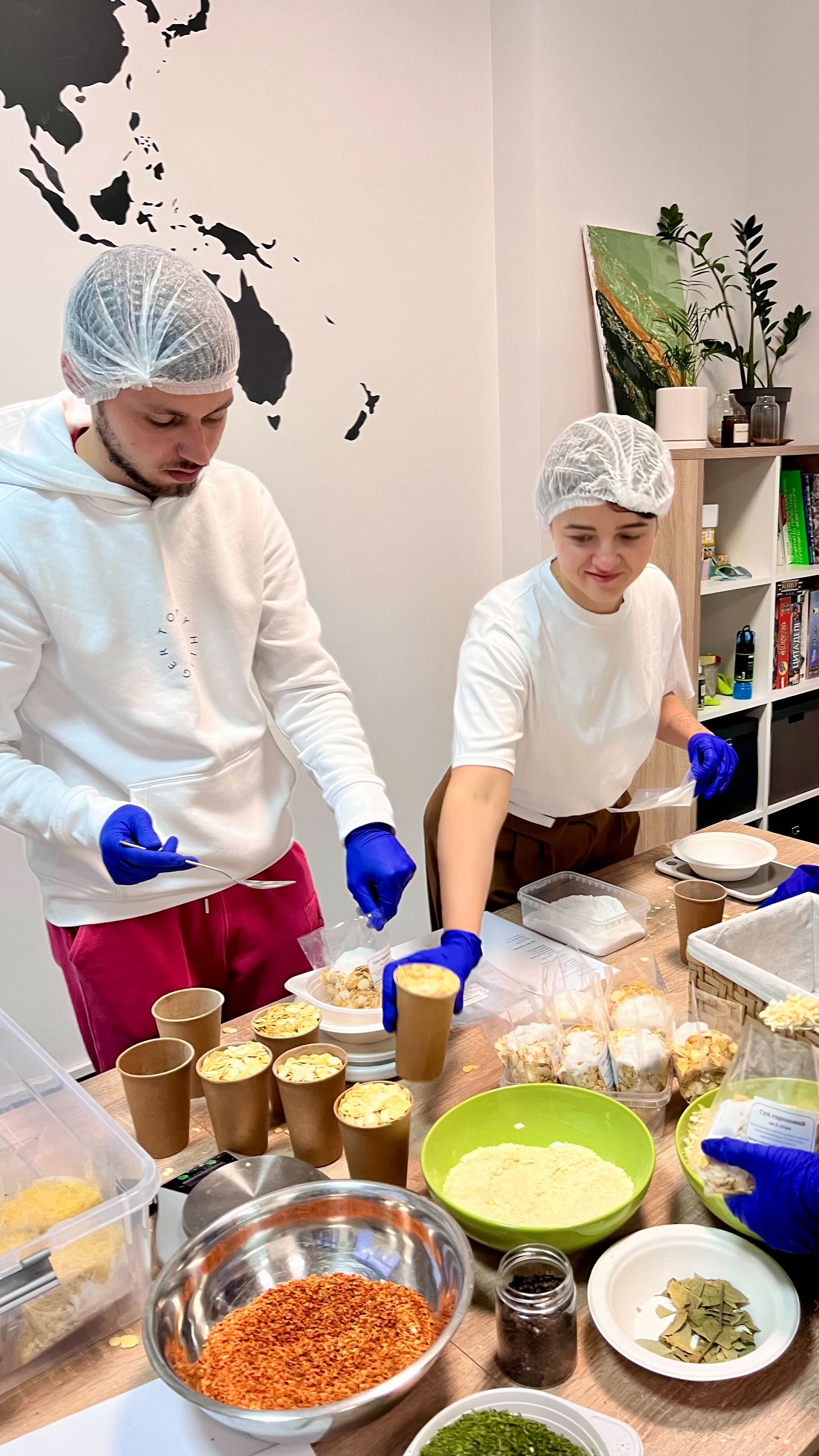 Волонтерили командою ORIL разом з організацією cookit.ua спільними зусиллями спакували 214 сублімованих наборів їжі (856 порцій) для українських військових. Серед страв, які збирали для захисників: гороховий і вермішелевий суп та кускус з овочами.