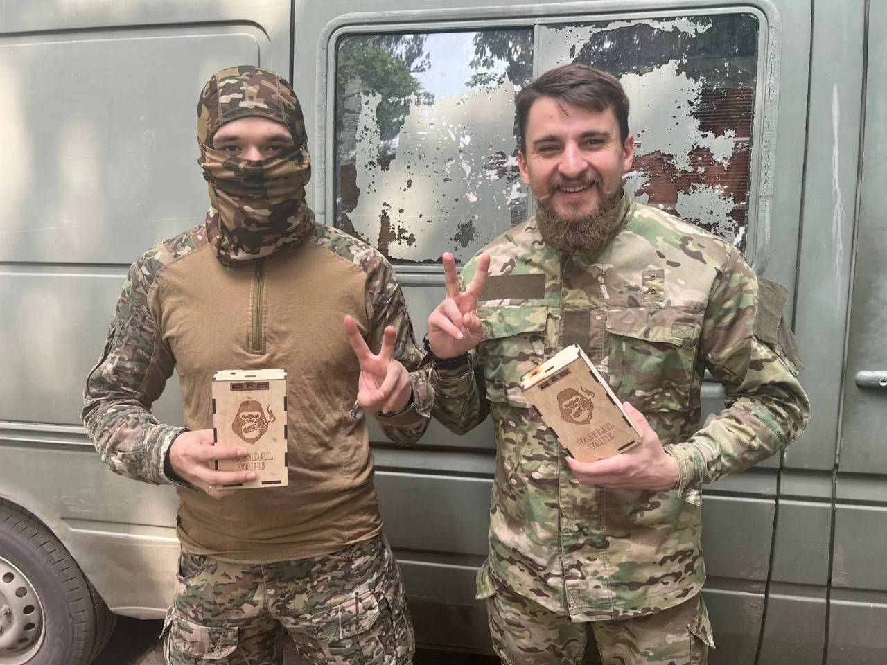 У 2025 році Vandal Vape передав Starlink Gen 3 підрозділу «ЛЮТЬ», який щодня воює на найгарячіших напрямках. Щоб бійці могли залишатися на зв’язку навіть без електроенергії, у компанії власноруч виготовили для них ще п’ять павербанків.