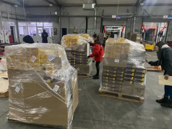 Нова пошта висловила свою вдячність та привітала захисників зі святом дня Збройних Сил України. До 5-ти військових частин доставили смачні подарунки: шоколадні батончики та каву.