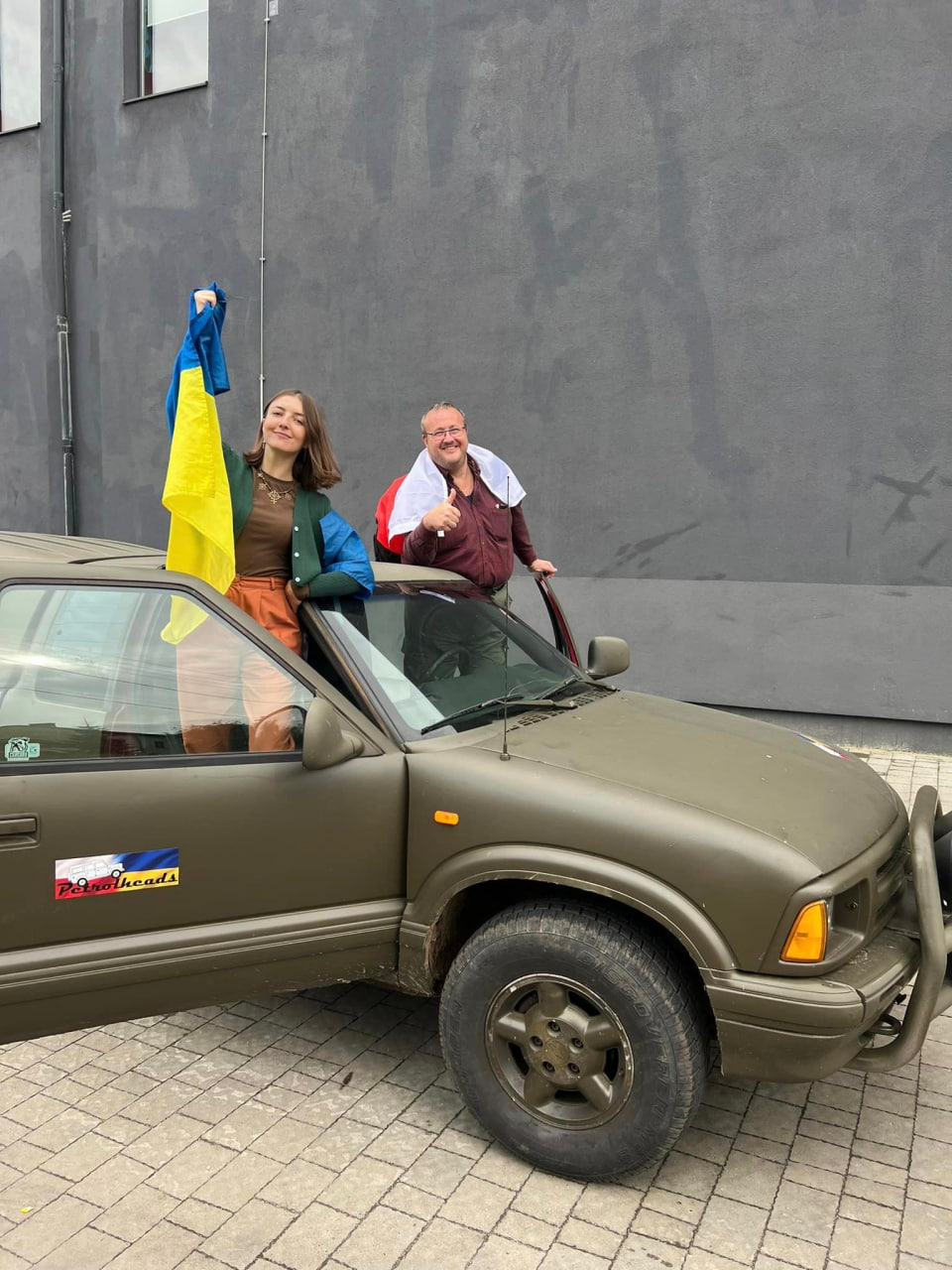 Компанія активно волонтерить та створює збори для армії. Вони регулярно відправляють на фронт автомобілі, тепловізори, павербанки, техніку, шоломи, біноклі, медикаменти, гуманітарну допомогу, військову форму тощо. Допомога надається різним бригадам на різних напрямках - як бійцям ЗСУ, так і ТрО.