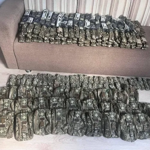 Волонтери організації «Врятуй життя на полі бою» підтримують бойових медиків на передовій: збирають гроші, ремонтують автівки, відправляють допомогу. Для бойових медиків 57 ОМПБ 42, які працюють на Харківському напрямку волонтери відправили більше сотні сумок під турнікети та аптечки. А Нова пошта сплатила за доставку всього необхідного.
