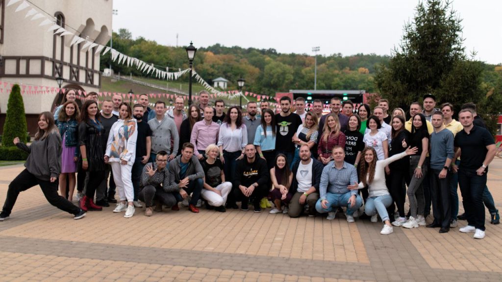 Співробітникам компанії надають психологічну підтримку через загальні зустрічі та індивідуальні консультації. Також поширюють корисний контент і вимірюють рівень щастя співробітників пульс-опитуваннями. 

SOLVVE допомагала з евакуацією та релокацією, організовувала трансфер до безпечних міст, допомагала із житлом, технікою, проводила навчання з домедичної допомоги, надавала фінансову допомогу, організовувала психологічну підтримку.

За співробітниками, які на фронті, зберігають робочі місця, їх підтримують фінансово. Налагоджена культура взаємодії з ветеранами.

