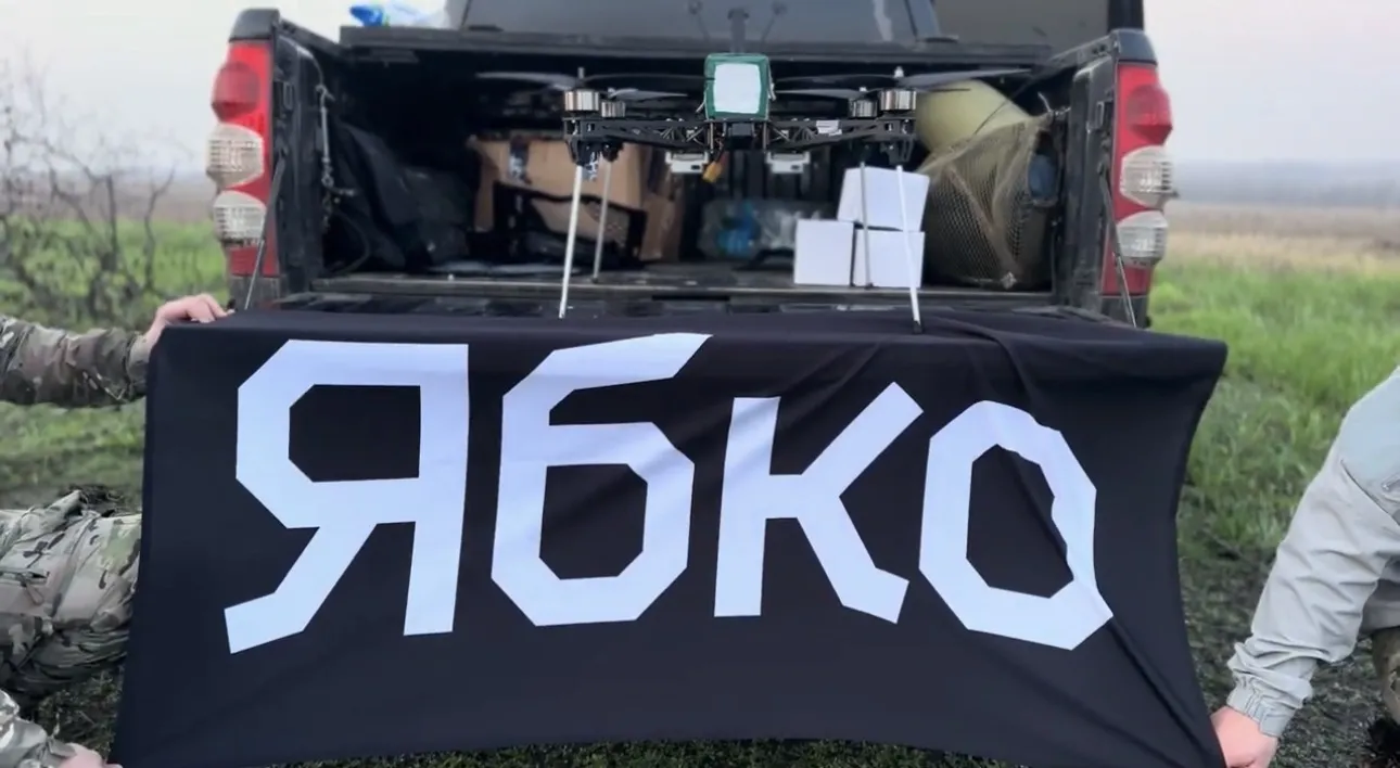 У 2025 році мережа Ябко передала 1 000 000 грн Центру спеціальних операцій «А» СБУ для штурмового загону PRIDE Group. Внесок компанія зробила в межах благодійного бігозбору «Спека 2025» від Run Ukraine. На прохання бійців кошти спрямували на закупівлю двох мобільних систем РЕБ, ретранслятора та наземної станції управління дронами.