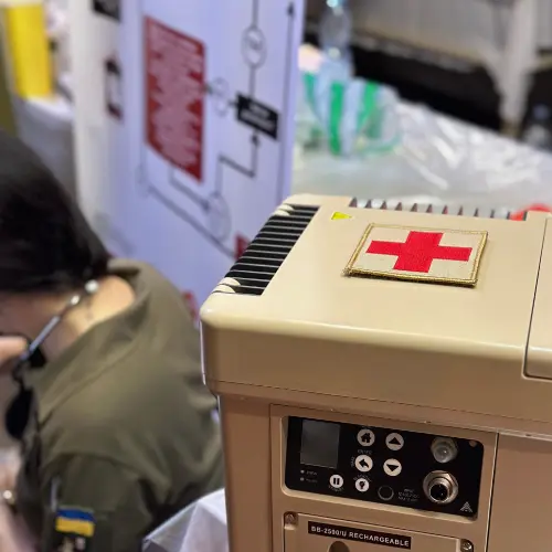 Підрозділи морської піхоти ризикуючи життям виконують найскладніші завдання на різних ділянках фронту.

Аби військові знали, як рятувати життя своїх побратимів, PULSE проводить навчання у різних містах України за різними рівнями підготовки. А Нова Пошта власним коштом доставляє інвентар для проведення інструктажів.

З початку 2022 року 29 103 захисники пройшли навчання, яке допоможе врятувати побратимів від смерті.