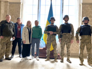 За квітень 2022 року Lionwood.software:

- отримали 30 бронежилетів з пластинами 4 + класу захисту та почали розподіляти їх у міру необхідності, а саме:

- передати 20 бронежилетів нашим захисникам у 125 окрему бригаду сил ТрО.

-  передали каски та бронежилети хлопцям в Укрзалізниці (Міністерство Оборони України Управління військових сполучень)

Кількість - 3 штуки.

Додатково передали 2 каски в ЗСУ на прохання працівників компаній.

Також передали хлопцям та дівчатам в ЗСУ засоби гігієни (зубні щітки, пасти, серветки вологі/сухі, мило і тд), шкарпетки (брендовані ЗСУ?), ліки та креми, продукти харчування і весняні берци.

Крім того, передали такі речі, як: засоби гігієни для дорослих та дітей, подушки, постіль, продукти харчування та інше, волонтерам, які організували прихисток в гуртожитку на Тернопільській, 8.

