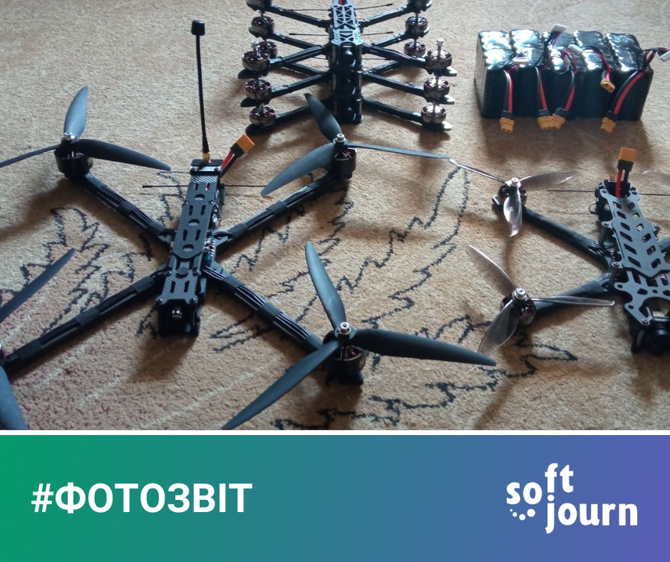 Завдяки роботі свого колеги, Sofjourn зібрав та відправив співфінансовану партію FPV-дронів:

🔵 1 × 10-ти дюймовий FPV-дрон з тепловізійною камерою 🔥
🟡 4 × 7-ми дюймових дронів 🛸

На запит свого колеги Романа Романіва ці високотехнологічні помічники вирушили до двох бригад:

- 102 окремої бригада Сил територіальної оборони ЗСУ Івано-Франківщини;
- 53 окремої механізованої бригади імені князя Володимира Мономаха.