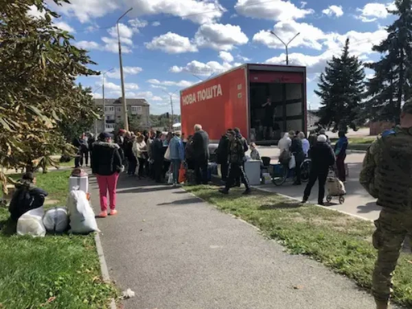 Нова пошта відновила роботу на деокупованих територіях в Харківській області.
Окрім відкриття відділень, компанія разом з партнерами видає гуманітарну допомогу. Місцеві жителі отримали продукти від Нової пошти, побутову хімію та засоби особистої гігієни, які надала компанія Biosphere Corporation Також доставили тону питної води Миргородська, яку надала IDS Ukraine.
