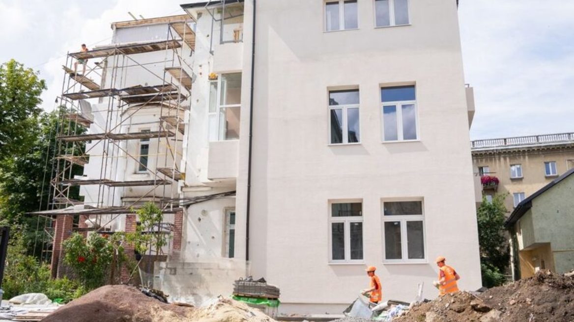 PLVision разом з іншими компаніями Львівського ІТ Кластера та благодійним фондом кластера фінансово підтримала відновлення житлового будинку на вул. Коновальця, 46 у Львові, пошкодженого ракетним ударом. Роботи завершили в серпні 2025-го, і 9 родин повернулися додому.