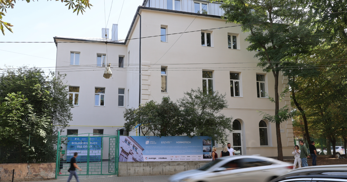 PLVision разом з іншими компаніями Львівського ІТ Кластера та благодійним фондом кластера фінансово підтримала відновлення житлового будинку на вул. Коновальця, 46 у Львові, пошкодженого ракетним ударом. Роботи завершили в серпні 2025-го, і 9 родин повернулися додому.