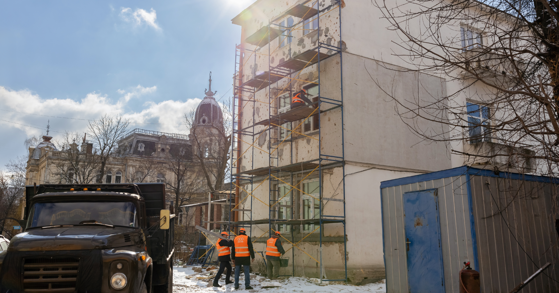 PLVision разом з іншими компаніями Львівського ІТ Кластера та благодійним фондом кластера фінансово підтримала відновлення житлового будинку на вул. Коновальця, 46 у Львові, пошкодженого ракетним ударом. Роботи завершили в серпні 2025-го, і 9 родин повернулися додому.