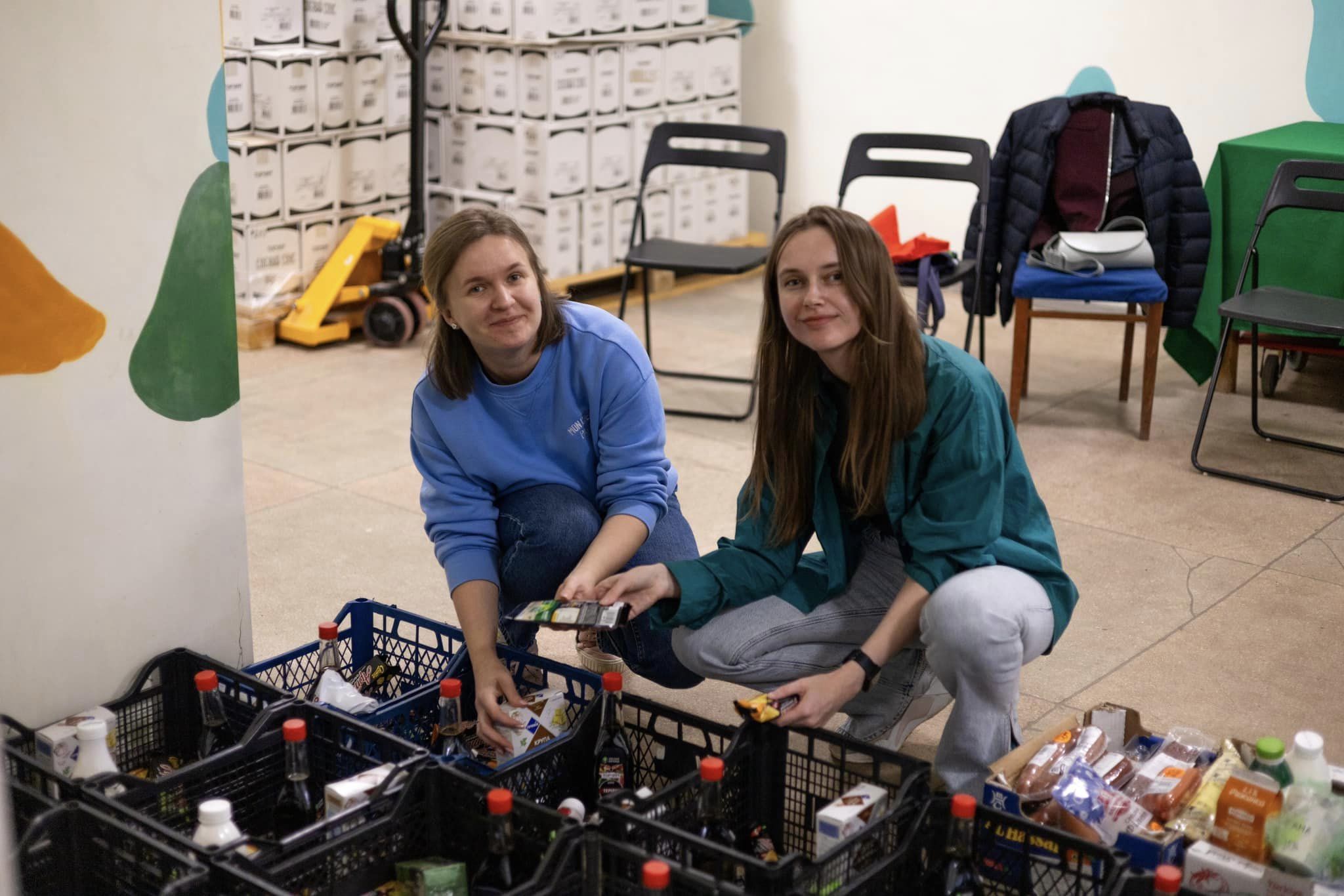 Співробітники Avenga відвідали Tarilka.org  – перший продовольчий банк у Львові, що рятує їжу, яка рятує людей.

Під час візиту на колеги принесли із собою необхідні продукти та взяли участь у формуванні й роздачі харчових наборів для потребуючих родин.

Ця благодійна акція стала можливою завдяки новій внутрішній грантовій програмі в Avenga, переможницею якої стала Галина Сокіл, Senior Project Manager.

Проєкт Галини передбачає комплексну підтримку ГО «Тарілка»: облаштування приміщення, залучення волонтерів, а також фінансову та технічну підтримку.

Також ще раніше Avenga стала цифровим партнером ГО «Тарілка». Їхні колеги з Ruby департаменту допомогли Tarilka.org зі зміною доменного імені додали можливість перекладу сайту на англійську, впровадили інструменти для управління контентом та лінкування річних звітів із Google Drive. Також авенгівці додали на сайт інтеграцію з wayforpay — форму для фінансової підтримки організації та форму для запиту на допомогу військовим.