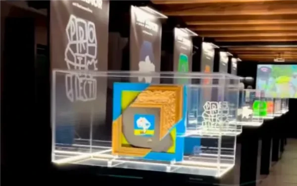 Відомі митці в рамках проєкту ArtArmor перетворили бронепплити на арт-об’єкти, а виручені кошти з продажу перераховують на потреби армії. Нова пошта доставила 12 бронеплит в Польщу за власний рахунок.